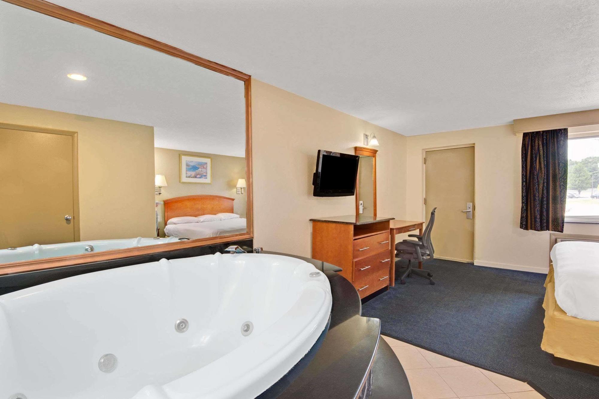 Hotel Super 8 By Wyndham Milford/New Haven Exterior foto